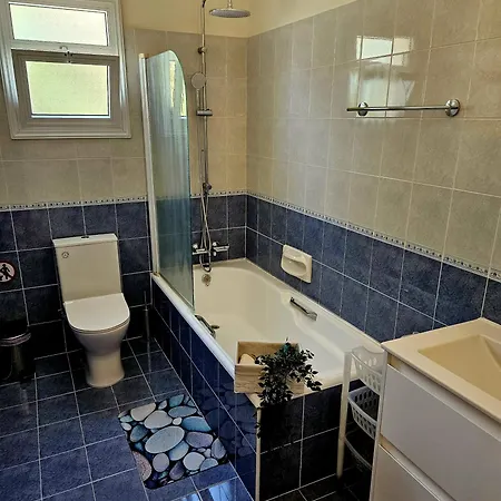 Sunflower - 3 Bedroom Spacious Apartment, شقة بييا