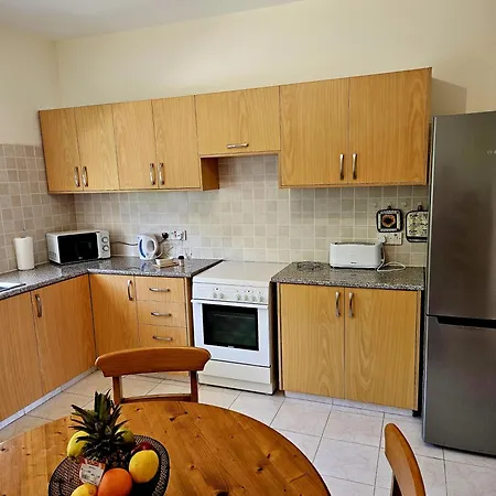 Apartment Sunflower - 3 Bedroom Spacious Apartment, Peyia